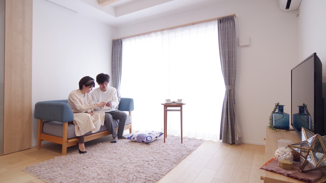 明るいリビングのソファーに座って、明日行く場所を決めるの